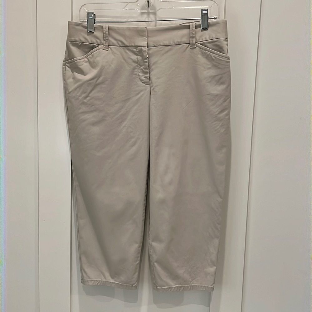 FREE w/2 item bundle purchase 
Ann Taylor cream Capri pants